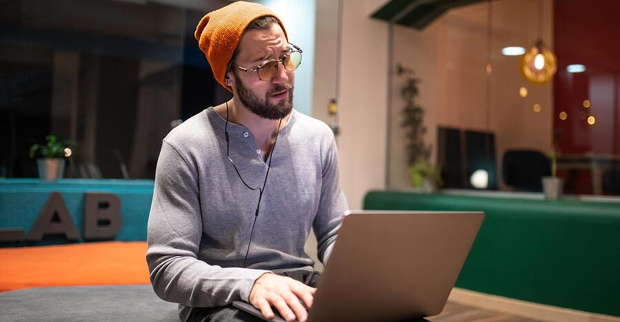 Millennials son más propensos a caer en las estafas en línea | Avast