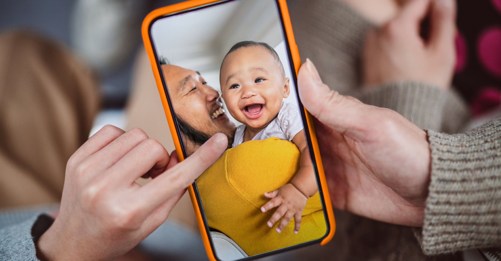 Netiqueta: ¿Está bien compartir fotos de los hijos de alguien más en línea? | Avast