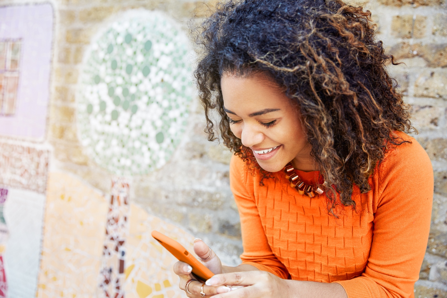 Una guía para universitarios sobre estafas en apps de citas | Avast